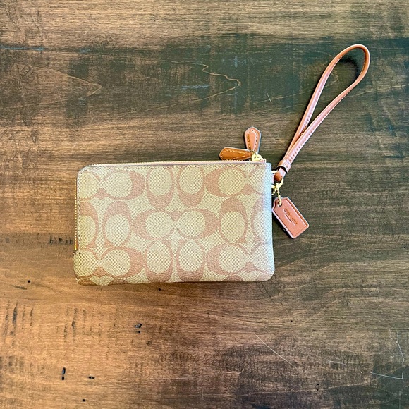 New Coach Wristlet - Picture 2 of 5